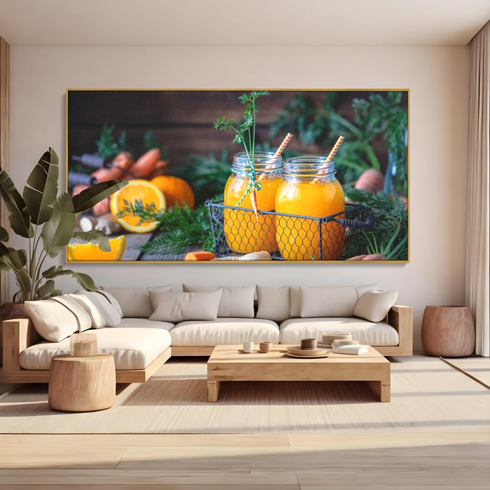 Tablou canvas cu tablou canvas cu suc de morcovi, in rama de aluminiu auriu, pe perete intr-un living